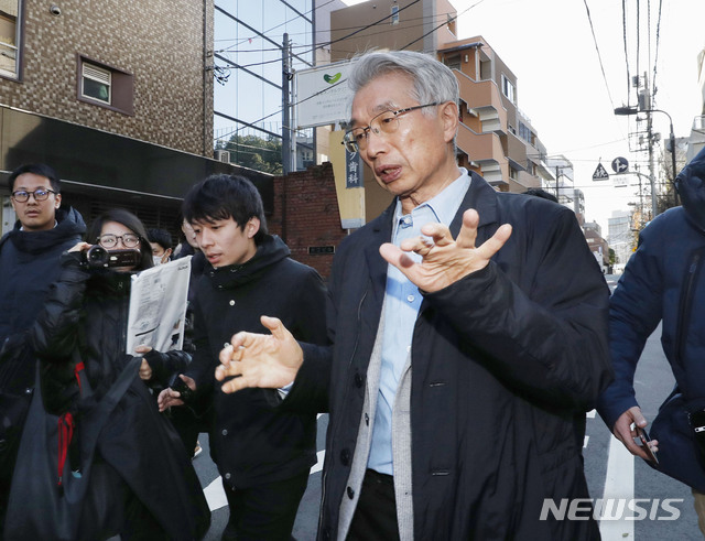 [도쿄=AP/뉴시스]31일 카를로스 곤 전 닛산 회장의 변호인인 히로나카 준이치로 변호사가 도쿄 자신의 사무실로 향하며 기자들에게 발언하고 있다. 개인 비리 혐의로 일본 검찰에 기소돼 출국 금지 상태였던 곤 회장이 돌연 레바논으로 출국해 성명을 통해 "나는 정의로부터 도망친 것이 아니라 부당함과 정치적 박해를 피하고자 일본을 떠난 것"이라고 말했다. 일본 정부는 곤 전 회장이 출국한 사실을 외신 보도 후에 알게 되면서 그제야 진상 조사에 나선 것으로 알려졌다. 2019.12.31.