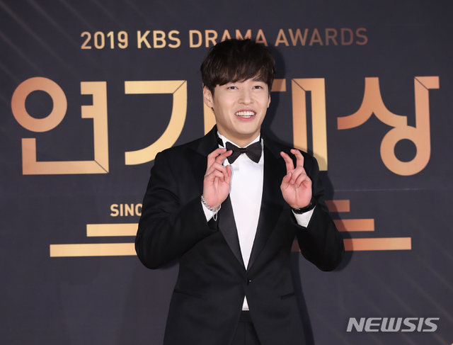 [서울=뉴시스]조수정 기자 = '동백꽃 필 무렵' 배우 강하늘이 2019 KBS 연기대상 시상식이 열린 31일 오후 서울 여의도 KBS에서 레드카펫으로 들어서며 인사하고 있다. 강하늘은 남자 최우수상을 수상했다. 2020.01.01. chocrystal@newsis.com