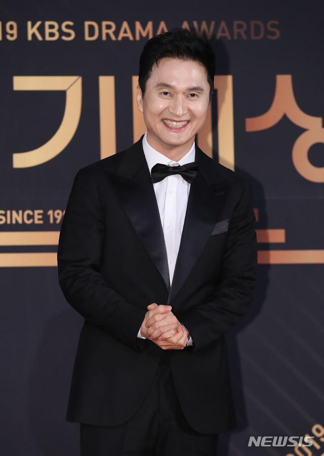 [서울=뉴시스]조수정 기자 = '닥터 프리즈너' 배우 장현성이 2019 KBS 연기대상 시상식이 열린 31일 오후 서울 여의도 KBS에서 레드카펫으로 들어서고 있다. 2019.12.31. chocrystal@newsis.com
