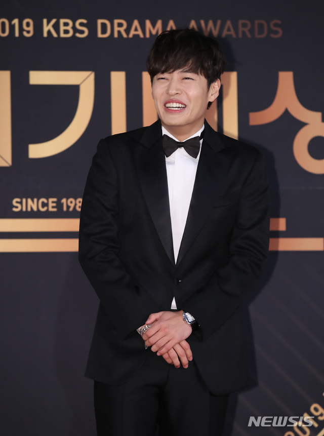[서울=뉴시스]조수정 기자 = '동백꽃 필 무렵' 배우 강하늘이 2019 KBS 연기대상 시상식이 열린 31일 오후 서울 여의도 KBS에서 레드카펫으로 들어서며 인사하고 있다. 강하늘은 남자 최우수상을 수상했다. 2020.01.01. chocrystal@newsis.com