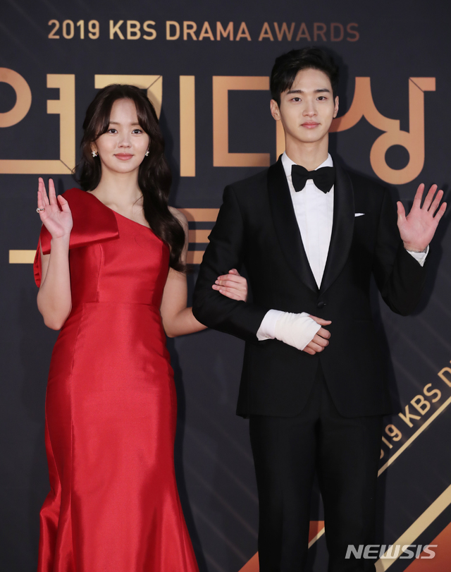 [서울=뉴시스]조수정 기자 = '녹두전' 배우 김소현, 장동윤(오른쪽)이 2019 KBS 연기대상 시상식이 열린 31일 오후 서울 여의도 KBS에서 레드카펫으로 들어서고 있다. 두 배우는 베스트 커플상을 수상했다. 2019.12.31. chocrystal@newsis.com