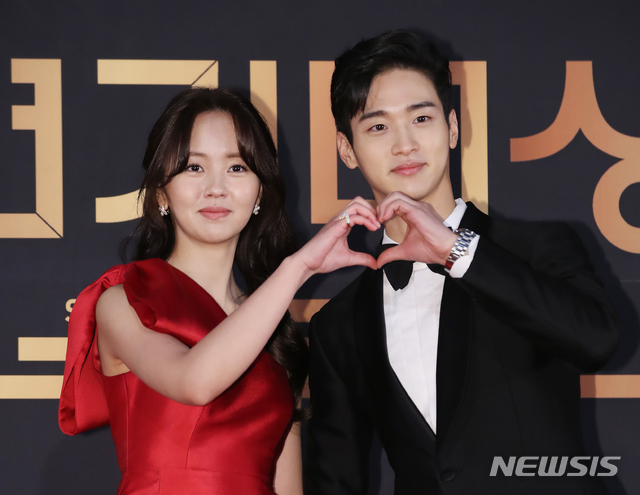 [서울=뉴시스]조수정 기자 = '녹두전' 배우 김소현, 장동윤(오른쪽)이 2019 KBS 연기대상 시상식이 열린 31일 오후 서울 여의도 KBS에서 레드카펫으로 들어서고 있다. 두 배우는 베스트 커플상을 수상했다. 2019.12.31. chocrystal@newsis.com