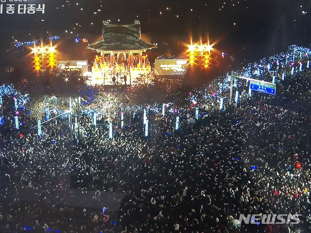 [대구=뉴시스] 대구시 중구 공평동 국채보상운동기념공원에서 '제야의 종 타종행사'가 열리고 있다. 뉴시스DB. 2025.12.30. photo@newsis.com