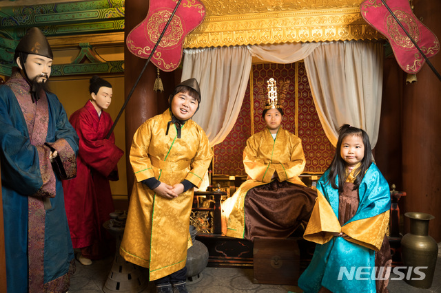 [서울=뉴시스]롯데월드 민속박물관 내 '신라실'