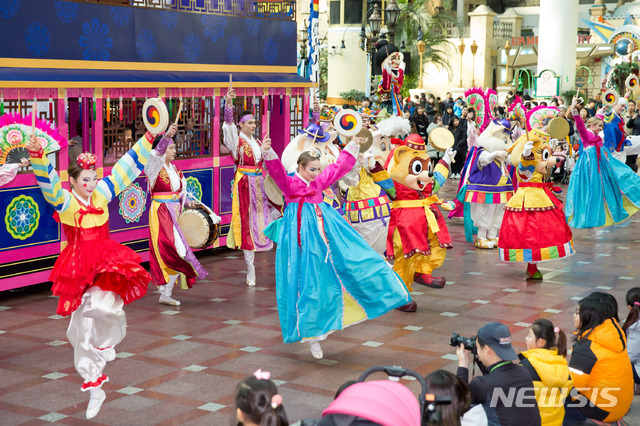 [서울=뉴시스]롯데월드 어드벤처 '민속 한마당'