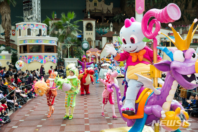 [서울=뉴시스]롯데월드 어드벤처 '로티스 어드벤처 퍼레이드’
