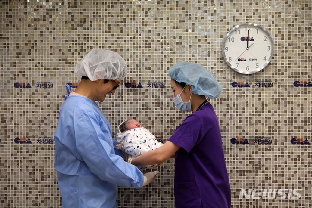 "한국, 인구성장률 '0' 진입…기대수명 82.8세 日과 비슷" 