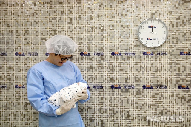 [서울=뉴시스]김선웅 기자 = 2020년 경자년(庚子年) 새해 첫 날인 1일 새벽 0시 0분 태어난 아기가 새해를 알리고 있다. 2020.01.01. mangusta@newsis.com