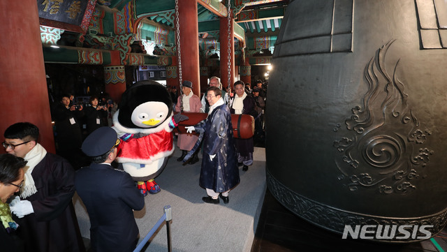 [서울=뉴시스]사진공동취재단 = 1일 새벽 서울 종로구 보신각에서 열린 제야의 종 타종 행사에서 '자이언트 펭TV'의 펭수가 인사하고 있다. 2020.01.01. photo@newsis.com