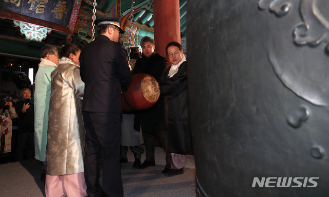 [서울=뉴시스]사진공동취재단 = 1일 새벽 서울 종로구 보신각에서 열린 제야의 종 타종 행사에서 박원순 서울시장, 미하엘 라이터러 주한EU대표부 대사, 한국전쟁 당시 학도병으로 참여한 강영구씨, 신원철 서울시의회 의장, 이철우 5·18기념재단 이사장, 이수정 교수, 신다은 선수, '자이언트 펭TV'의 펭수, 류현진 선수 등이 함께 타종하고 있다. 2020.01.01. photo@newsis.com