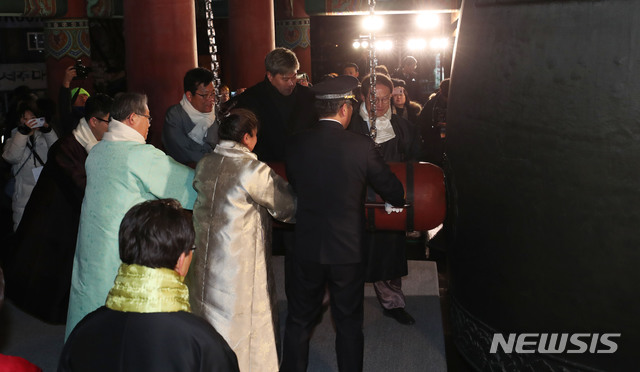 [서울=뉴시스]사진공동취재단 = 1일 새벽 서울 종로구 보신각에서 열린 제야의 종 타종 행사에서 박원순 서울시장, 미하엘 라이터러 주한EU대표부 대사, 한국전쟁 당시 학도병으로 참여한 강영구씨, 신원철 서울시의회 의장, 이철우 5·18기념재단 이사장, 이수정 교수, 신다은 선수, '자이언트 펭TV'의 펭수, 류현진 선수 등이 함께 타종하고 있다. 2020.01.01. photo@newsis.com