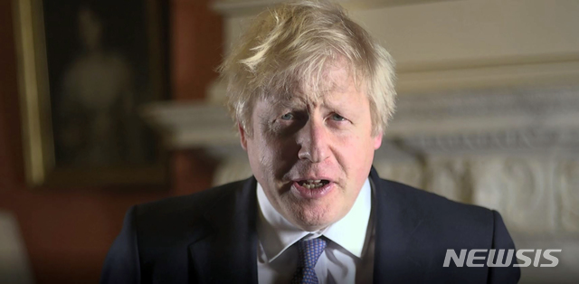 [런던=AP/뉴시스]보리스 존슨 영국 총리가 2019년 12월 31일(현지시간) 신년사를 전하는 모습. 2020.1.1.