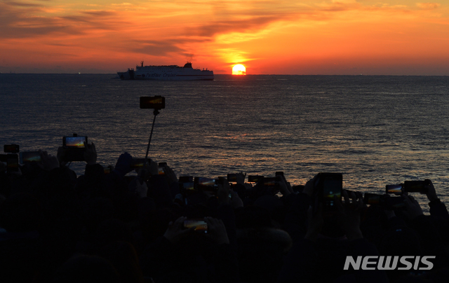 [울산=뉴시스] 배병수 기자 = 2020년 경자년(庚子年) 희망찬 새해가 밝았다. 1일 오전 한반도에서 가장 먼저 해가 뜨는 울산시 울주군 서생면 간절곶 해맞이광장을 찾은 많은 해맞이객들이 힘차게 떠오르는 새해 첫 일출을 바라보며 한 해의 소원 성취를 기원하고 있다. 2020.01.01. bbs@newsis.com
