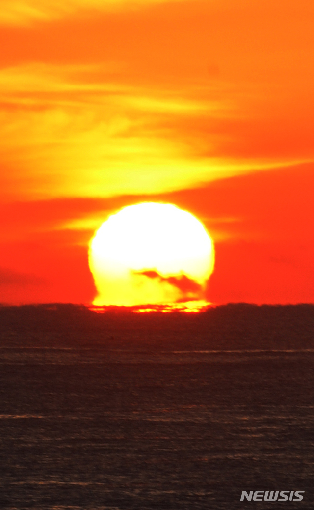 [울산=뉴시스] 배병수 기자 = 2020년 경자년(庚子年) 희망찬 새해가 밝았다. 1일 오전 한반도에서 가장 먼저 해가 뜨는 울산시 울주군 서생면 간절곶 해맞이광장에 태양이 힘차게 솟아 오르고 있다. 2020.01.01.&nbsp; bbs@newsis.com