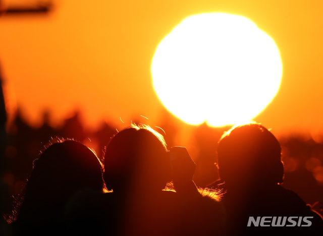 [부산=뉴시스] 하경민 기자 = 2020년 경자년(庚子年) 첫날인 1일 오전 부산 해운대구 해운대해수욕장을 찾은 시민과 관광객 등 20여만 명이 새해 첫 일출을 감상하고 있다. 2020.01.01. yulnetphoto@newsis.com