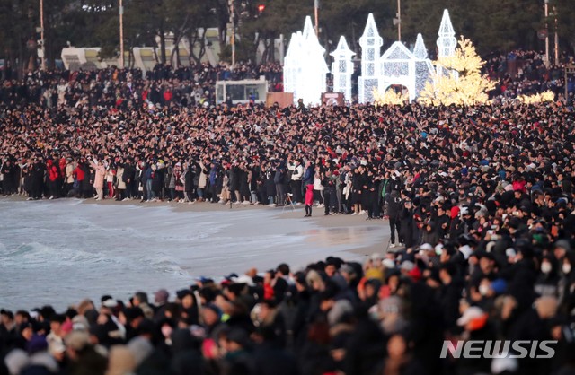 [부산=뉴시스] 하경민 기자 = 2020년 경자년(庚子年) 첫날인 1일 오전 부산 해운대구 해운대해수욕장을 찾은 시민과 관광객 등 20여만 명이 새해 첫 일출을 기다리고 있다. 2020.01.01. yulnetphoto@newsis.com