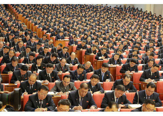 [서울=뉴시스]북한 노동신문은 '조선로동당 중앙위원회 제7기 제5차 전원회의'에 관한 보도문과 함께 30여장의 사진과 함께 1일 인터넷판에 보도했다. (사진=노동신문 캡처) 2020.01.01. photo@newsis.com