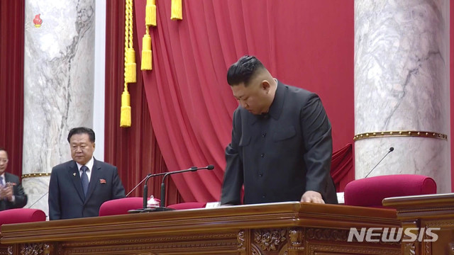 [서울=뉴시스] 북한 조선중앙TV는 "조선로동당 중앙위원회 제7기 제5차 전원회의" 나흘째 회의가 지난 12월31일에 계속 진행 되었다고 1일 보도했다. 오른쪽부터 김정은 북한 국무위원장, 최룡해 국무위원회 제1부위원장. (사진=조선중앙TV 캡쳐) 2020.01.01. photo@newsis.com