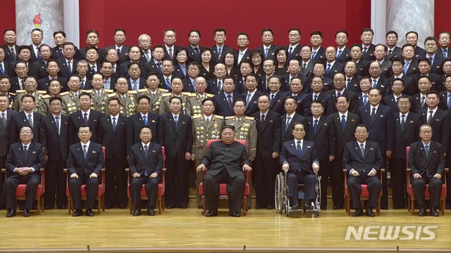 [서울=뉴시스] 북한 조선중앙TV는 "조선로동당 중앙위원회 제7기 제5차 전원회의" 나흘째 회의가 지난 12월31일에 계속 진행 되었다고 1일 보도했다. 사진은 기념촬영하는 김정은(앞줄 왼쪽 네번째) 북한 국무위원장과 박봉주(앞줄 왼쪽 다섯번째) 국무위원회 부위원장. (사진=조선중앙TV 캡쳐) 2020.01.01.&nbsp; photo@newsis.com