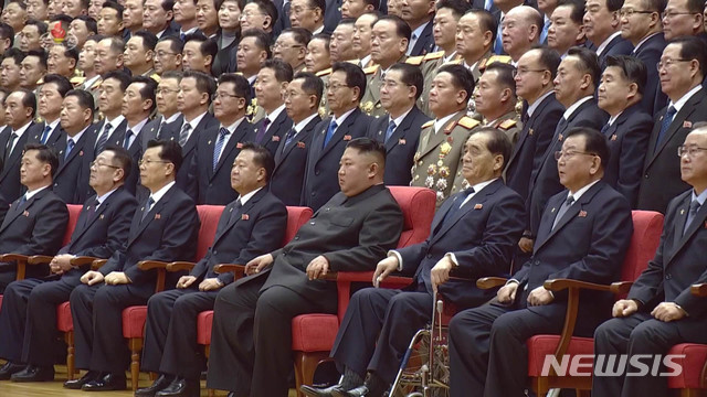 [서울=뉴시스] 북한 조선중앙TV는 "조선로동당 중앙위원회 제7기 제5차 전원회의" 나흘째 회의가 지난 12월31일에 계속 진행 되었다고 1일 보도했다. 사진은 기념촬영하는 김정은(앞줄 왼쪽 다섯번째) 북한 국무위원장과 박봉주(앞줄 왼쪽 여섯번째) 국무위원회 부위원장. (사진=조선중앙TV 캡쳐) 2020.01.01.&nbsp; photo@newsis.com