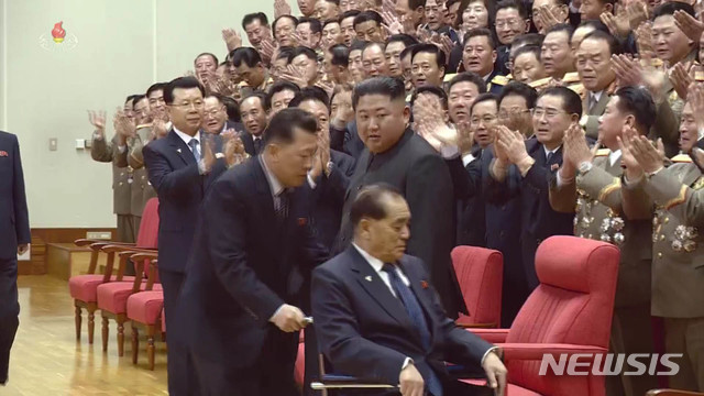 [서울=뉴시스] 북한 조선중앙TV는 "조선로동당 중앙위원회 제7기 제5차 전원회의" 나흘째 회의가 지난 12월31일에 계속 진행 되었다고 1일 보도했다. 사진은 기념촬영 준비하는 김정은 북한 국무위원장과 박봉주 국무위원회 부위원장. (사진=조선중앙TV 캡쳐) 2020.01.01.&nbsp; photo@newsis.com 