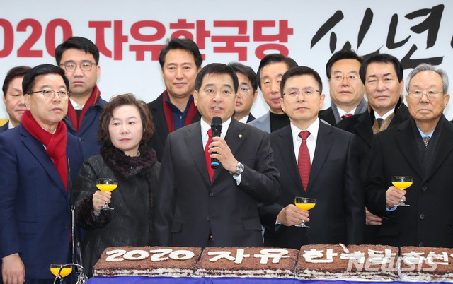 [서울=뉴시스] 장세영 기자 = 심재철 자유한국당 원내대표가 1일 서울 영등포 자유한국당 당사에서 열린 2020 자유한국당 신년인사회에 참석해 건배사를 하고 있다. 2020.01.01. photothink@newsis.com