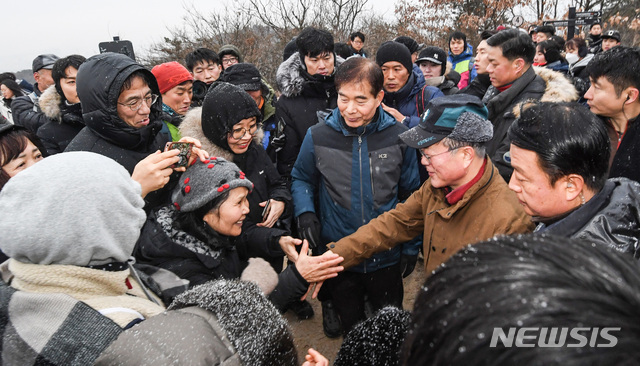 [서울=뉴시스]박영태 기자 = 문재인 대통령이 1일 오전 서울 아차산에서 2019년을 빛낸 의인들과 함께 신년 해맞이 산행 중 시민들과 인사를 나누고 있다. 2020.01.01.since1999@newsis.com