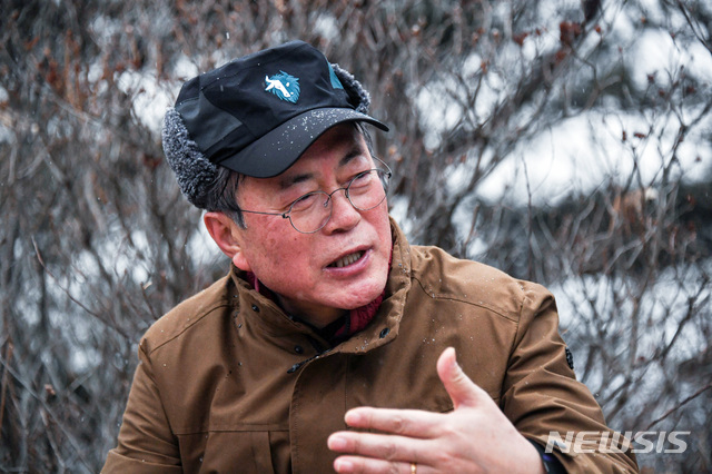 [서울=뉴시스]박영태 기자 = 문재인 대통령이 1일 오전 서울 아차산에서 2019년을 빛낸 의인들과 함께 신년 해맞이 산행 중 휴식을 취하며 의인들과 이야기를 나누고 있다. 2020.01.01.since1999@newsis.com