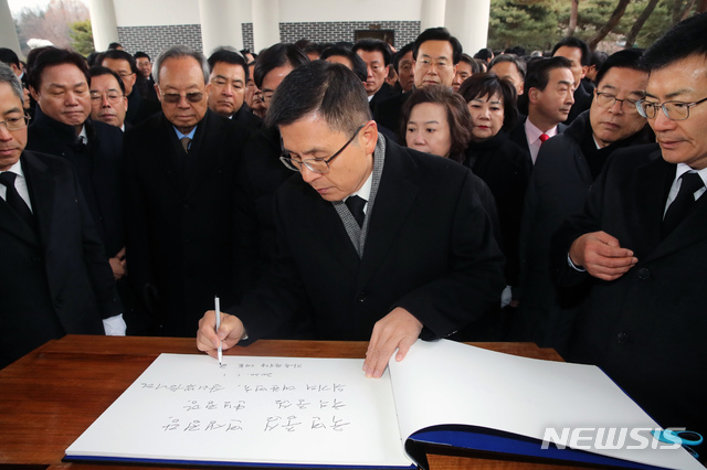 [서울=뉴시스]이윤청 기자 = 황교안 자유한국당 대표가 1일 오전 서울 동작구 국립서울현충원을 찾아 참배한 뒤 방명록을 남기고 있다. 2020.01.01. photo@newsis.com