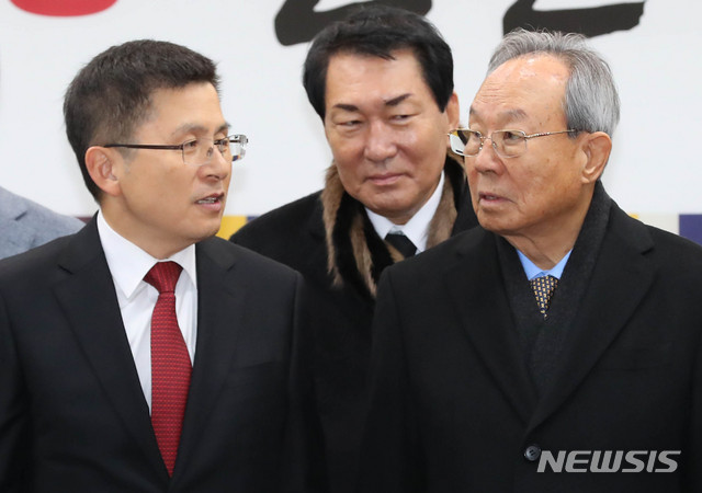 [서울=뉴시스] 장세영 기자 = 자유한국당 황교안 대표와 박관용 상임고문이 1일 서울 영등포 자유한국당 당사에서 열린 2020 자유한국당 신년인사회에 참석해 대화를 나누고 있다. 2020.01.01.&nbsp; photothink@newsis.com