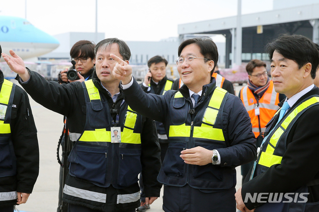 [서울=뉴시스]성윤모 산업통상자원부 장관이 1일 인천공항 화물터미널(대한항공)을 방문해 임남수 인천공항공사 부사장과 서준원 대한항공 상무로부터 주요 운영현황을 보고 받고 반도체와 휴대폰 및 TV 부품 등 수출화물의 통관·선적 현장을 점검한 후 현장 근로자들을 격려했다. (사진=산업통상자원부 제공) 2020.01.01.&nbsp; photo@newsis.com
