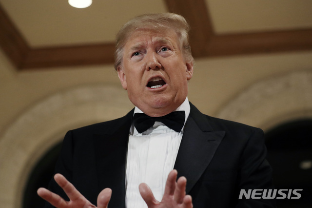 [팜비치=AP/뉴시스]도널드 트럼프 미국 대통령이 지난달 31일(현지시간) 미 플로리다주 마러라고 개인 리조트에서 기자들에게 말하고 있다. 2020.01.01. 