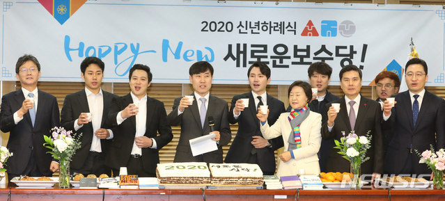 [서울=뉴시스]김명원 기자 = 새로운보수당 하태경 창당준비위원장과 유승민 인재영입위원장 등 참석자들이 1일 오전 서울 여의도 국회 의원회관에서 열린 새로운보수당 신년하례회에 참석해 건배를 하고 있다. 2020.01.01. kmx1105@newsis.com