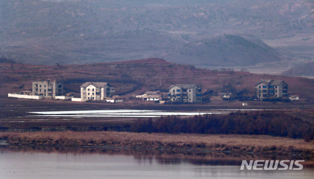 [파주=뉴시스] 이영환 기자 = 새해 첫 날인 1일 오후 경기 파주시 오두산통일전망대에서 바라본 북한 황해북도 개풍군 마을이 한적한 모습을 보이고 있다. 북한은 지난 12월 28일부터 31일까지 29년만에 나흘간 조선로동당 제7기 제5차 전원회의를 진행했으며 조선중앙통신을 통해 결과를 보도했다. 한편 집권 이후 매년 1월 1일 발표하던 김정은 국무위원장의 육성 신년사는 전해지지 않았다. 2020.01.01. 20hwan@newsis.com