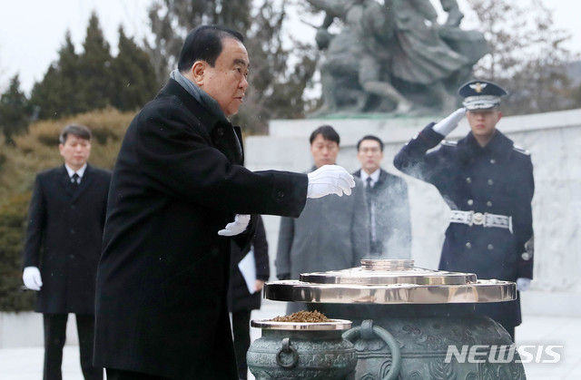 [서울=뉴시스] 장세영 기자 = 문희상 국회의장이 2020년 경자년(庚子年) 새해 첫날인 1일 오전 서울 동작구 국립서울현충원을 방문해 분향하고 있다. 2020.01.01. (사진=국회 제공) photo@newsis.com