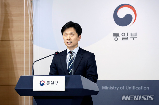 [서울=뉴시스]김병문 기자 = 이상민 통일부 대변인이 1일 오후 서울 종로구 정부서울청사에서 북한 조선노동당 중앙위원회 제7기 제5차 전원회의 결과 보도에 대한 논평 발표를 하고 있다. 2020.01.01.&nbsp; dadazon@newsis.com