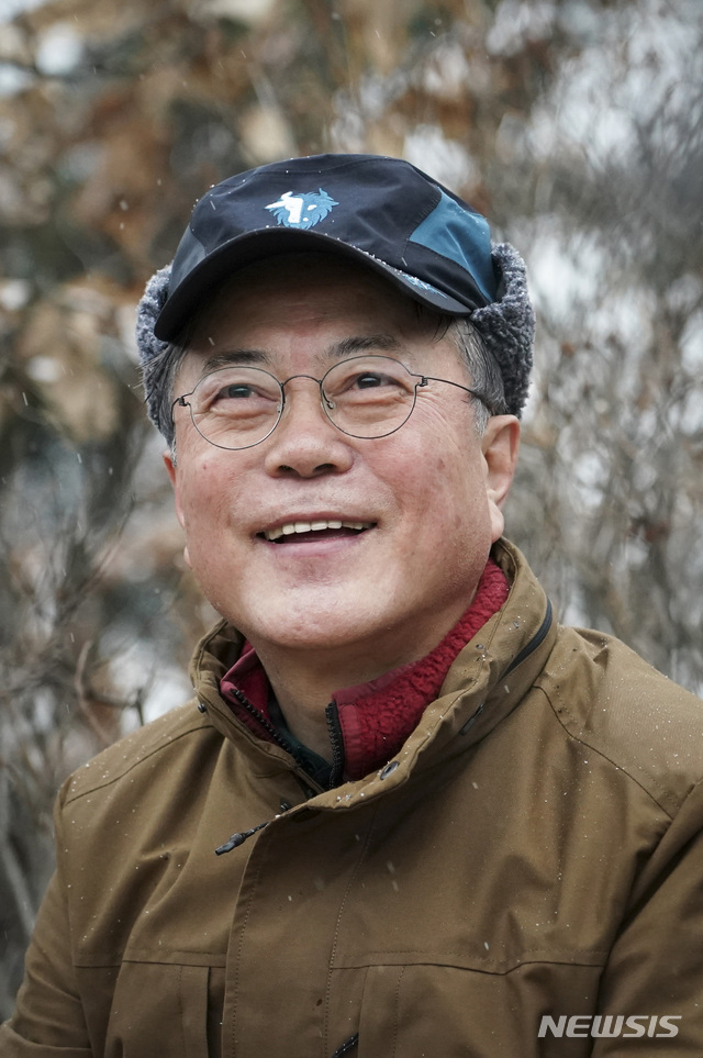 [서울=뉴시스]박영태 기자 = 문재인 대통령이 1일 오전 서울 아차산에서 2019년을 빛낸 의인들과 함께 신년 해맞이 산행 중 휴식을 취하며 의인들과 이야기를 나누고 있다. 2020.01.01.since1999@newsis.com