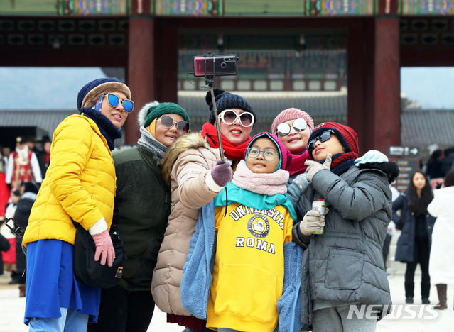 [서울=뉴시스]이윤청 기자 = 2020년 새해 첫날인 1일 오후 서울 종로구 경복궁에서 외국인 관광객들이 즐거운 시간을 보내고 있다. 2020.01.01.&nbsp; radiohead@newsis.com