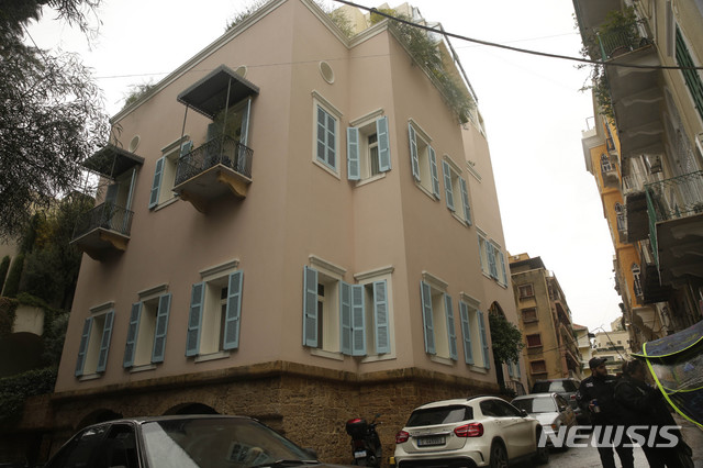 [베이루트=AP/뉴시스] 12월31일 카를로스 곤 회장의 레바논 베이루트 소유 자택 앞을 사설 경호원들이 지키고 있다 2020. 1. 2. 