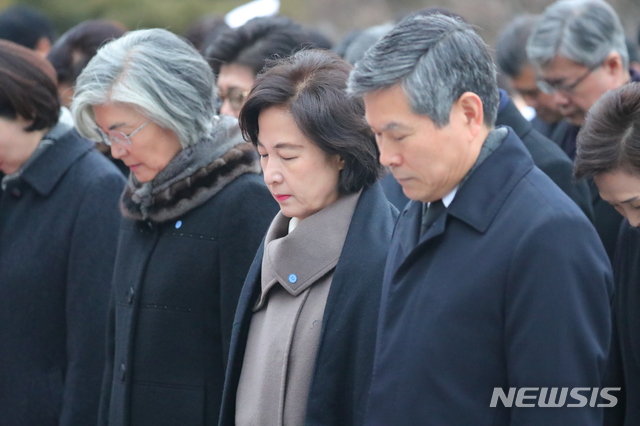 [서울=뉴시스]배훈식 기자 = 정경두 국방부 장관, 추미애 법무부 장관, 강경화 외교부 장관이 2일 오전 서울 동작구 국립서울현충원에서 참배하고 있다. 2020.01.02.&nbsp; dahora83@newsis.com 