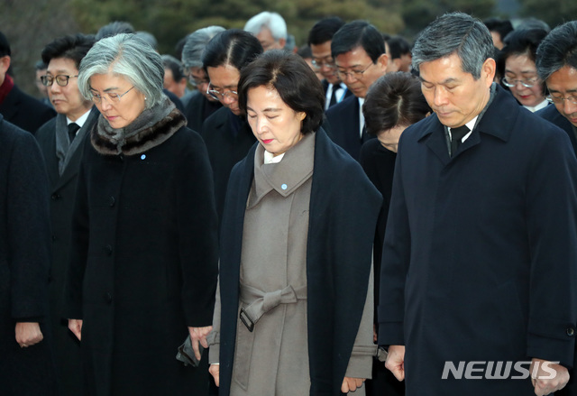 [서울=뉴시스]배훈식 기자 = 강경화 외교부 장관, 추미애 법무부 장관, 정경두 국방부 장관이 2일 오전 서울 동작구 국립서울현충원 현충탑에서 묵념하고 있다. 2020.01.02. dahora83@newsis.com