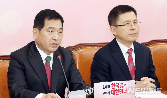 [서울=뉴시스] 이종철 기자 = 심재철 자유한국당 원내대표가 2일 오전 서울 여의도 국회에서 열린 최고위원회의에서 발언을 하고 있다. 2020.01.02.jc4321@newsis.com