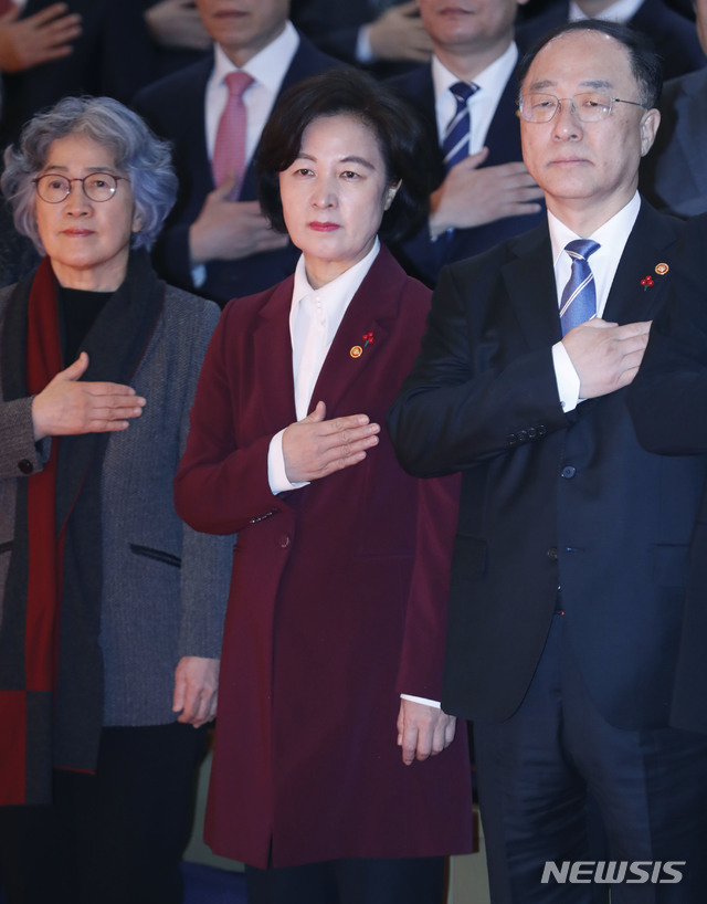 [서울=뉴시스] 최동준 기자 = 추미애 법무부 장관이 2일 오전 서울 세종로 정부서울청사 별관에서 열린 2020년 정부 시무식에서 국민의례를 하고 있다. 2020.01.02.&nbsp; photocdj@newsis.com 