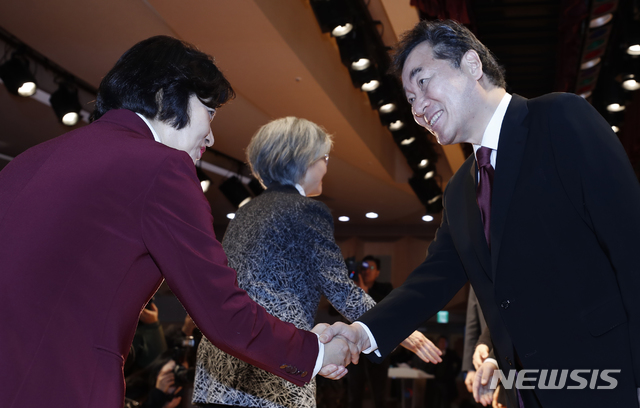 [서울=뉴시스] 최동준 기자 = 이낙연 국무총리가 2일 오전 서울 세종로 정부서울청사 별관에서 열린 2020년 정부 시무식에서 추미애 법무부 장관과 인사하고 있다. 2020.01.02.&nbsp; photocdj@newsis.com 