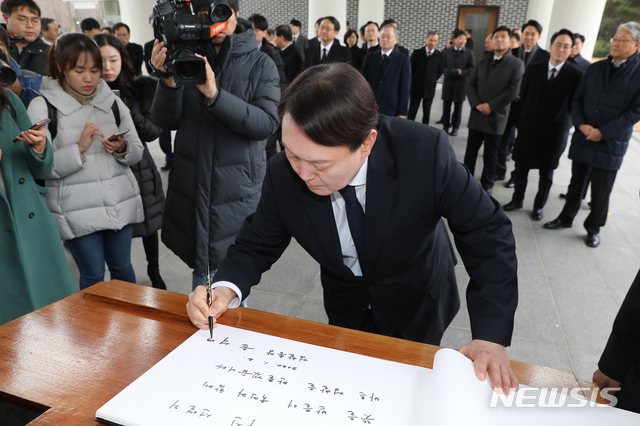 [서울=뉴시스]김병문 기자 = 윤석열 검찰총장이 2일 오전 서울 동작구 국립서울현충원을 찾아 참배한 뒤 방명록을 남기고 있다. 2020.01.02. dadazon@newsis.com