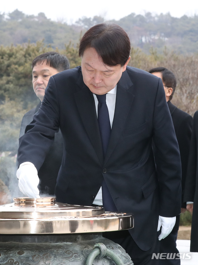 [서울=뉴시스]김병문 기자 = 윤석열 검찰총장이 2일 오전 서울 동작구 국립서울현충원을 찾아 현충탑에서 분향하고 있다. 2020.01.02. dadazon@newsis.com