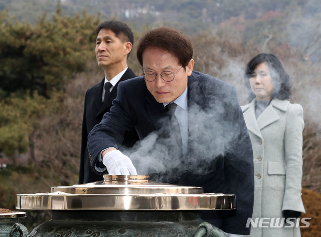 [서울=뉴시스]김병문 기자 = 조희연 서울시 교육감이 2일 오전 서울 동작구 국립서울현충원을 찾아 현충탑에서 분향하고 있다. 2020.01.02.&nbsp; dadazon@newsis.com