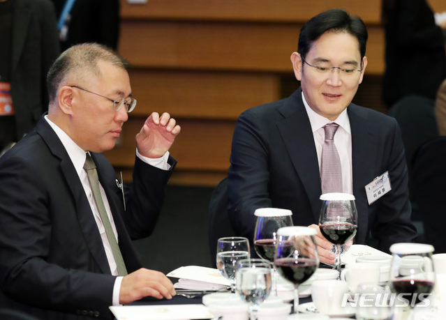 [서울=뉴시스]박영태 기자 = 이재용(오른쪽) 삼성전자 부회장과 정의선 현대차그룹 수석부회장이 2일 오전 서울시 중구 대한상공회의소 국제회의장에서 열린 국내 각계대표 및 특별초청 인사들과의 신년 합동 인사회에 참석해 이야기를 나누고 있다. 2020.01.02. since1999@newsis.com