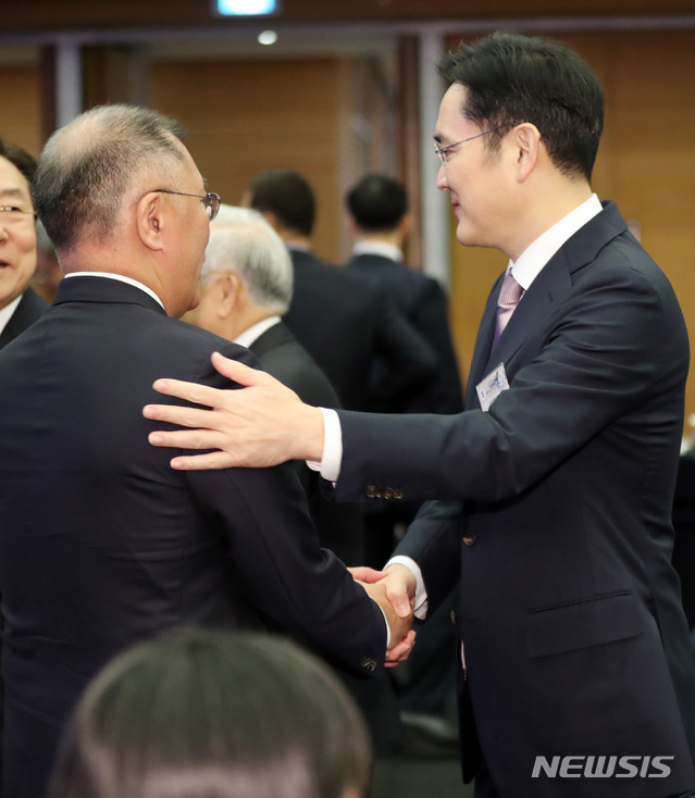 [서울=뉴시스]박영태 기자 = 이재용(오른쪽) 삼성전자 부회장과 정의선 현대차그룹 수석부회장이 2일 오전 서울시 중구 대한상공회의소 국제회의장에서 열린 국내 각계대표 및 특별초청 인사들과의 신년 합동 인사회에 참석해 악수를 나누고 있다. 2020.01.02. since1999@newsis.com