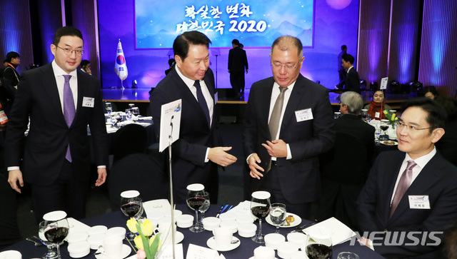 [서울=뉴시스]현대차그룹 정의선 수석부회장이 22일 LG화학 오창공장을 방문했다. 사진은 지난 1월 2일 이재용(오른쪽부터) 삼성전자 부회장, 정의선 현대차그룹 수석부회장, 최태원 SK그룹 회장, 구광모 LG그룹 회장이 서울시 중구 대한상공회의소 국제회의장에서 열린 문재인 대통령의 국내 각계대표 및 특별초청 인사들과의 신년 합동 인사회에 참석해 인사를 나누고 있는 모습.